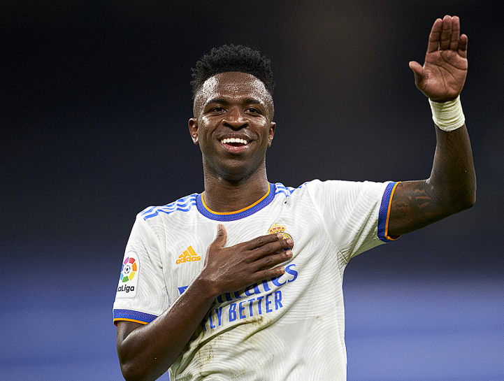 皇马薪资博弈：维尼修斯续约僵局与哈兰德替代方案探析