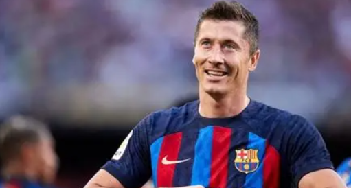 西甲激战巴萨客场告捷，莱万帽子戏法后畅谈赛后心得