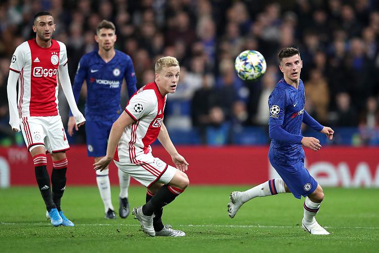 阿贾克斯欧冠征途：从辉煌跌落至绝境重生